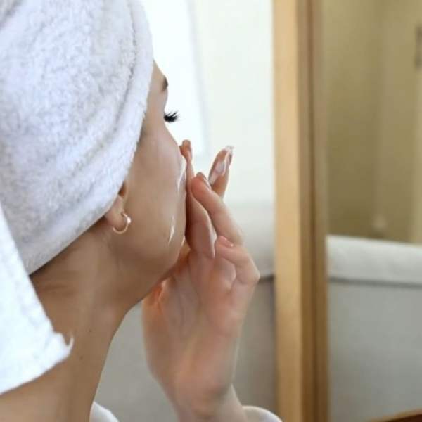 ayuda a disminuir la inflamación, calmar la piel irritada y reducir la visibilidad del enrojecimiento