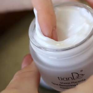 Esta crema ha sido específicamente formulada con extracto de placenta de oveja, conocido por sus propiedades regenerativas y blanqueadoras