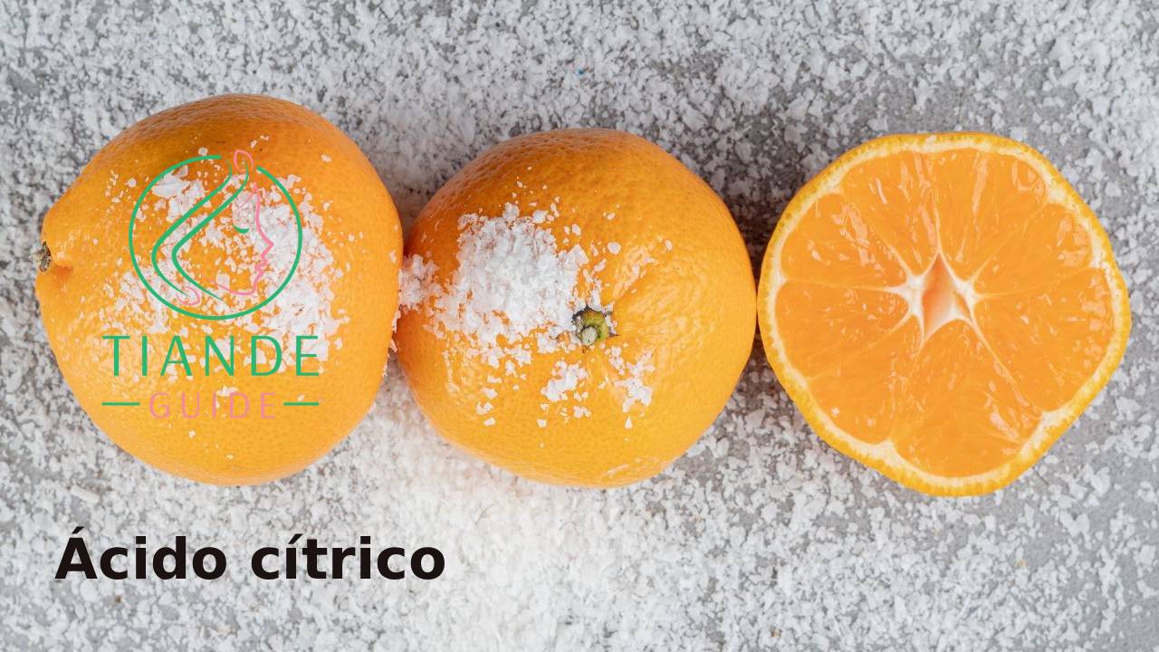 Naranjas jugosas sobre una mesa de mármol con polvo de ácido cítrico esparcido