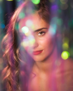 filtro-solar-woman-with-red-lipstick-blurred-sparkles-effect